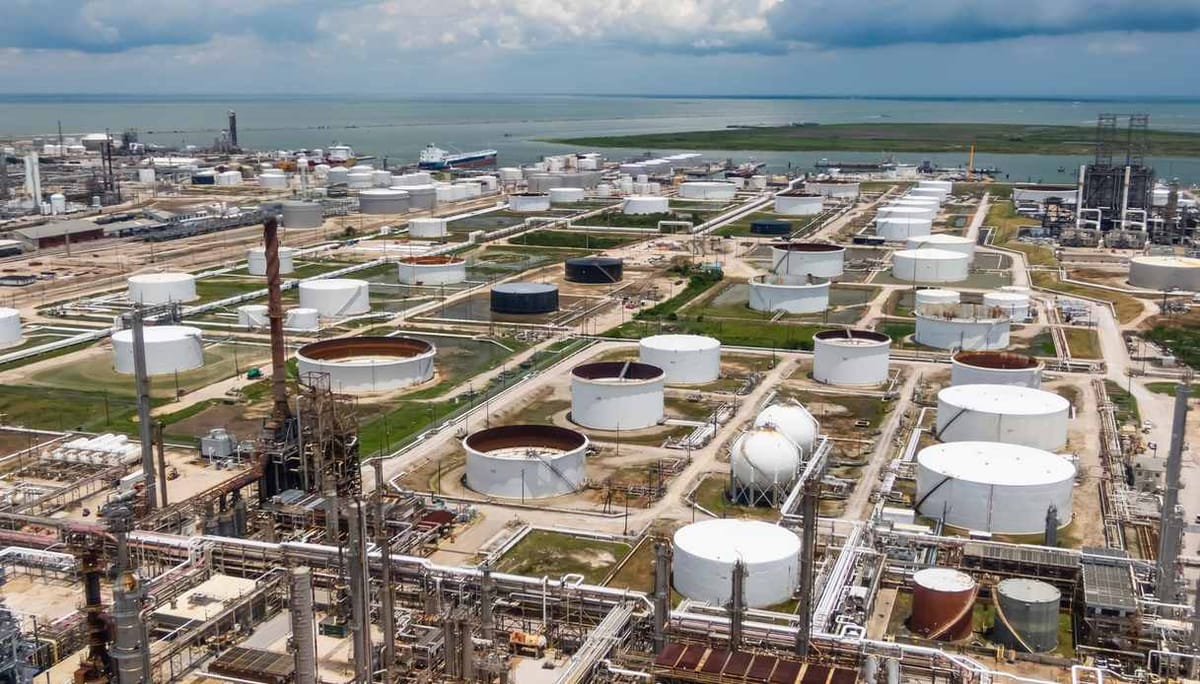La Cina blocca l’export di carburanti: perché benzina, diesel e voli rischiano nuovi rincari