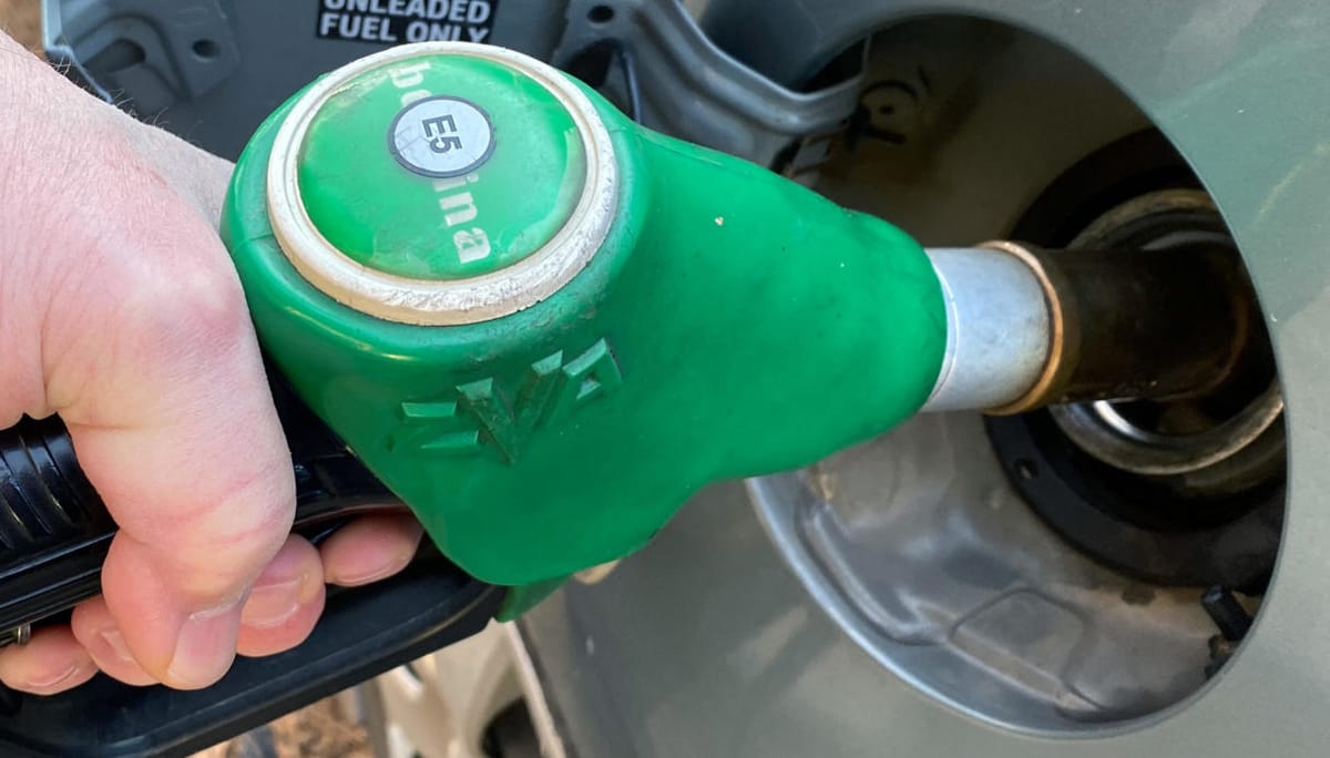Carburanti, dopo lo stop al taglio delle accise risalgono i prezzi di benzina e gasolio