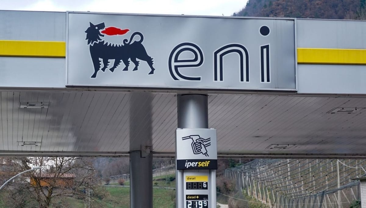 Prezzi carburanti, Eni mette un tetto: gasolio a 2,19 euro e benzina a 1,99 euro