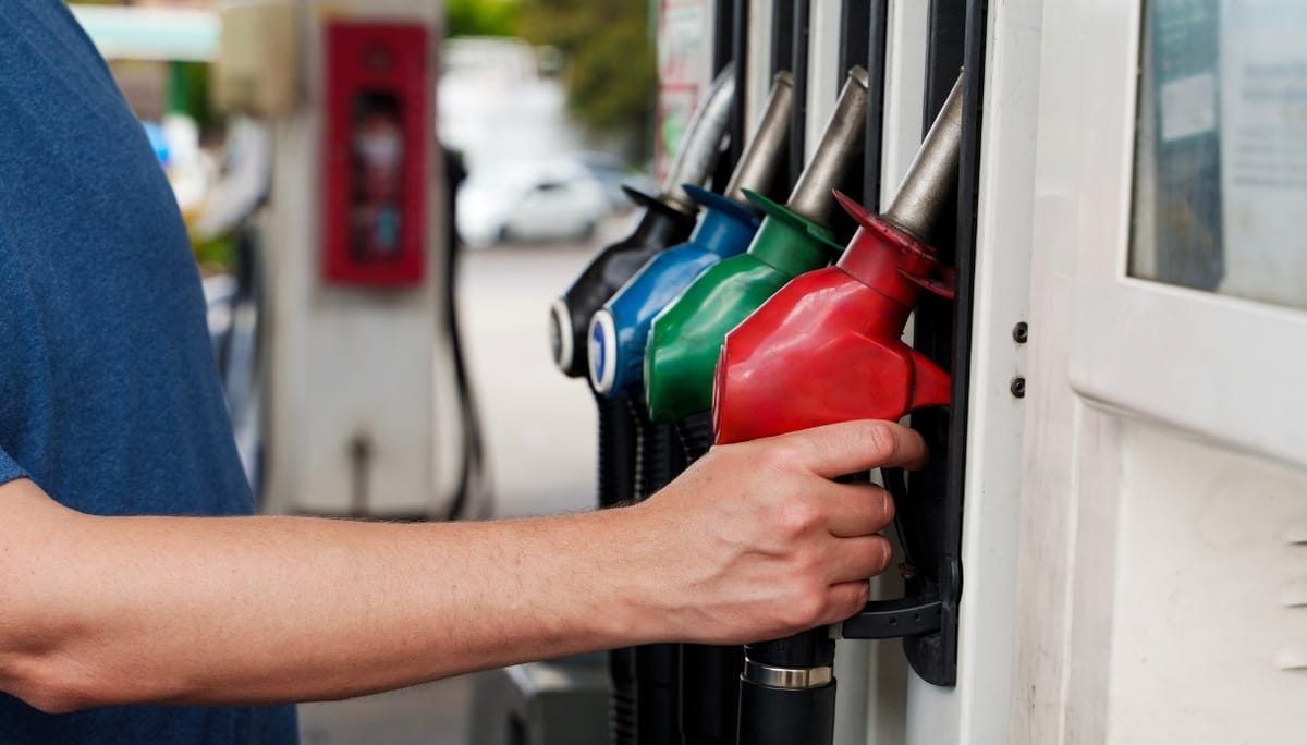 Carburanti, prezzi in calo ma scade lo sconto sulle accise: quanto costa fare il pieno