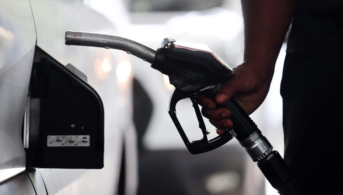 Petrolio a 76 dollari, speranze per la riapertura di Hormuz: perché benzina e diesel non scendono
