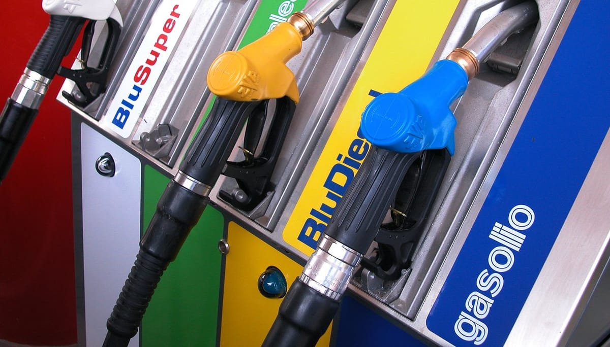 Caro-carburanti, verso bonus 100 euro per diesel e benzina ma non basta per fare il pieno