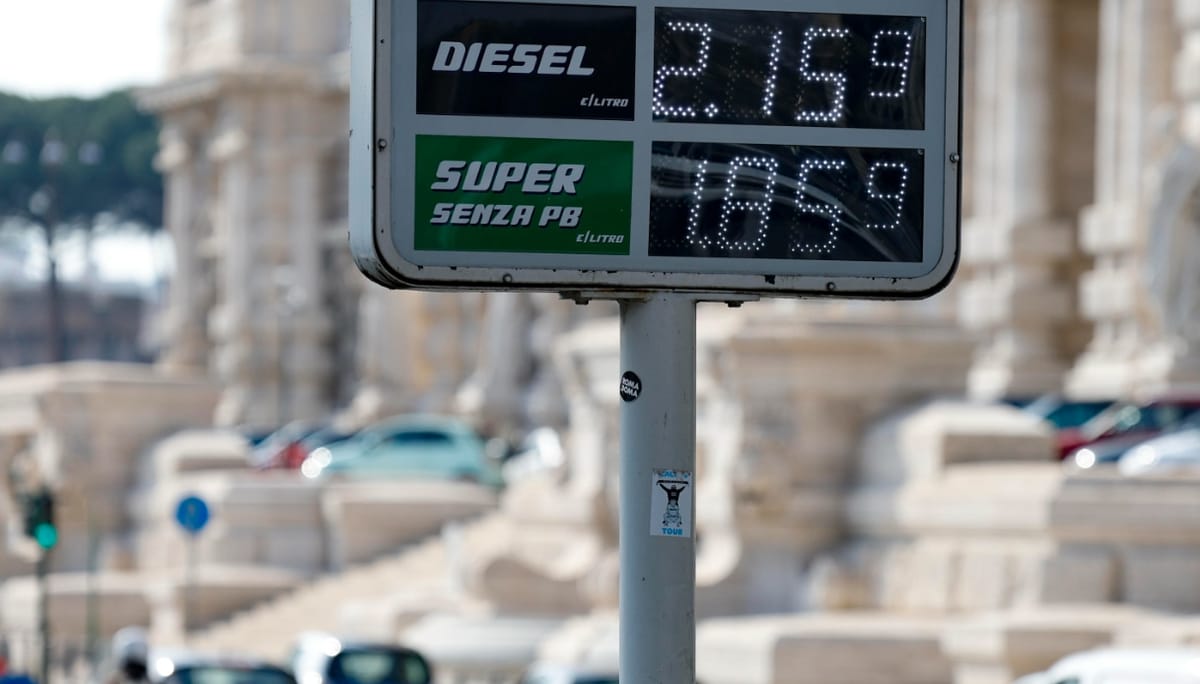 Nuovo aumento dei carburanti, un pieno costa 9 euro in più: l’avvertimento del Codacons